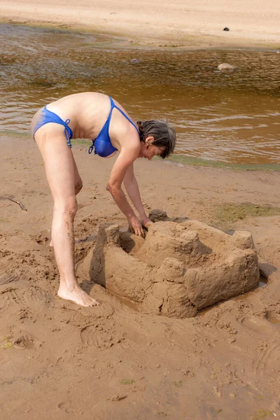 Kvinna Bygga Ett Sandslott Stranden Sommaren — Stockfoto