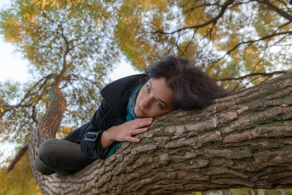 Portrait Girl Tree Trunk Autumn Park — Stock Photo, Image