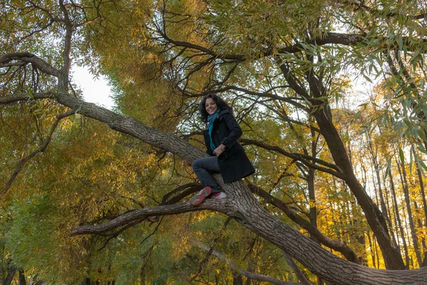 Retrato Uma Menina Tronco Árvore Parque Outono — Fotografia de Stock