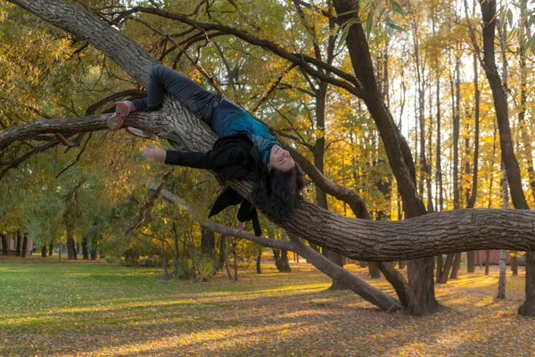 Portrét Dívky Kmeni Stromu Podzimním Parku — Stock fotografie