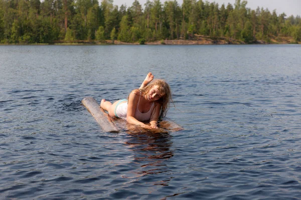 Meisje Een Houten Vlot Een Zomer Meer — Stockfoto