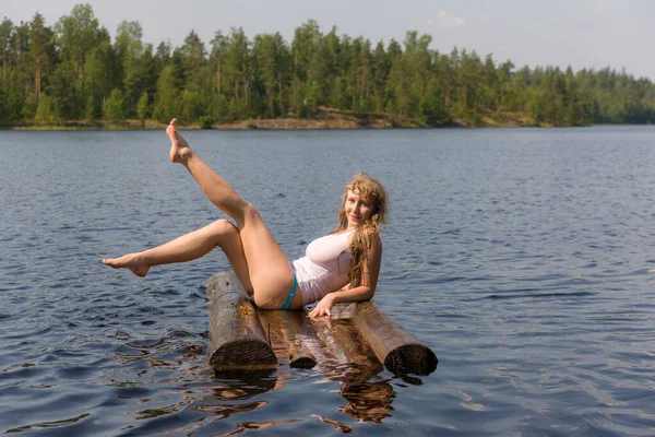 Chica Una Balsa Madera Lago Verano — Foto de Stock