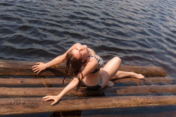 Κορίτσι Μπικίνι Κάθεται Μια Σχεδία Στη Καλοκαιρινή Λίμνη — Φωτογραφία Αρχείου