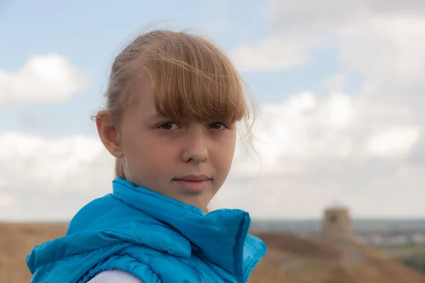 Ritratto Una Ragazza Contro Cielo — Foto Stock