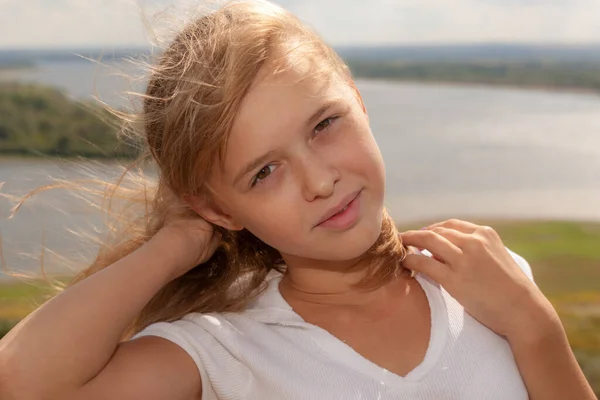 Portrait Une Fille Sur Fond Rivière — Photo