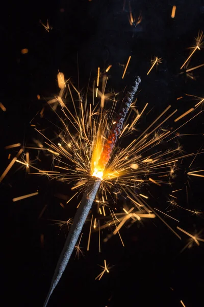 Pirotecnia Ardiente Cerca Sobre Fondo Negro — Foto de Stock