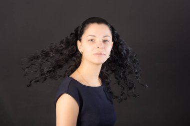 Siyah arka planda bir kızın stüdyo portresi