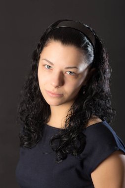 Siyah arka planda bir kızın stüdyo portresi