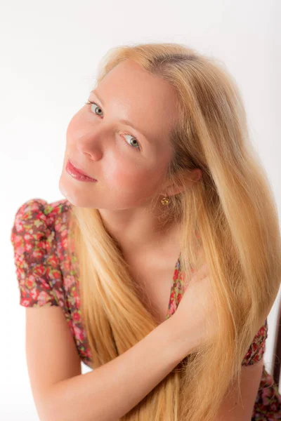 Studioporträt Einer Blondine Mit Langen Haaren — Stockfoto