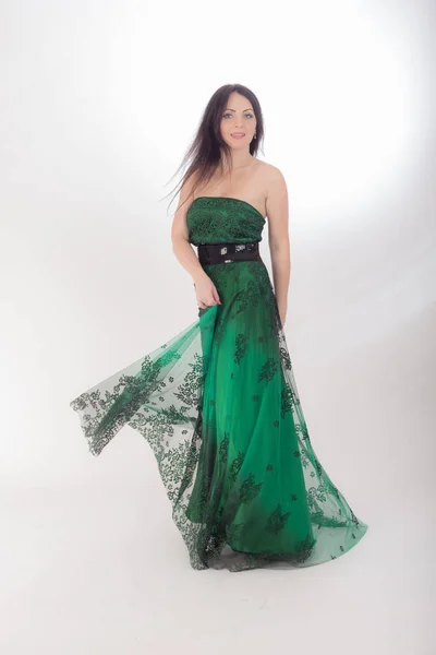 Beyaz Arka Planda Uzun Yeşil Elbiseli Bir Kadın — Stok fotoğraf