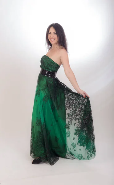 Mulher Vestido Verde Longo Fundo Branco — Fotografia de Stock