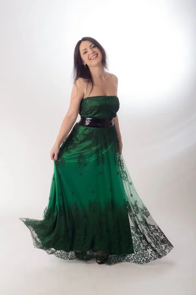 Женщина Длинном Зеленом Платье Белом Фоне — стоковое фото
