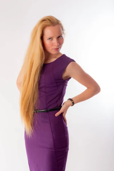 Studio Portret Dziewczyny Fioletowej Sukience — Zdjęcie stockowe