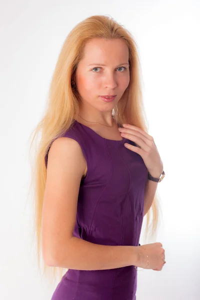 紫のドレスを着た女の子のスタジオポートレート — ストック写真