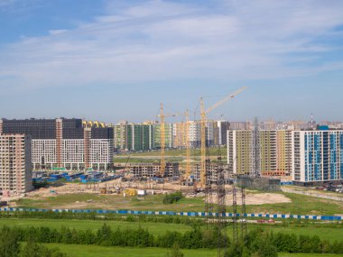 Yazın yeni bir şehirde inşaat alanı