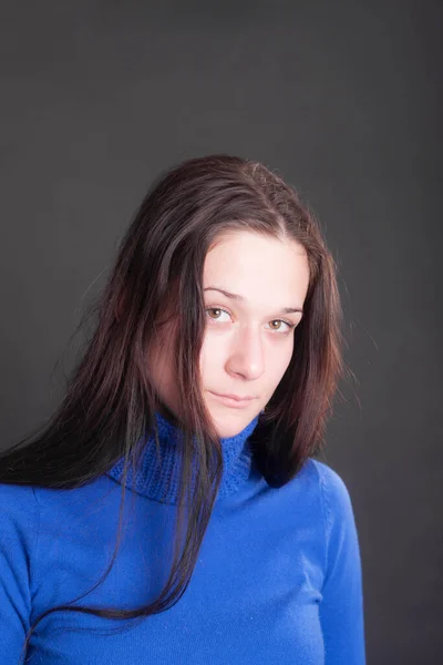 Retrato Uma Menina Com Cabelos Longos Fundo Preto — Fotografia de Stock