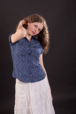 Siyah arka planda genç bir kızın stüdyo portresi