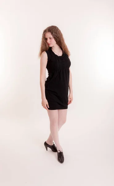 黒のドレスを着た10代の少女のスタジオポートレート — ストック写真