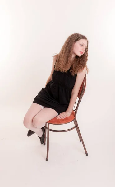 Portrait Une Adolescente Robe Noire Sur Une Chaise — Photo