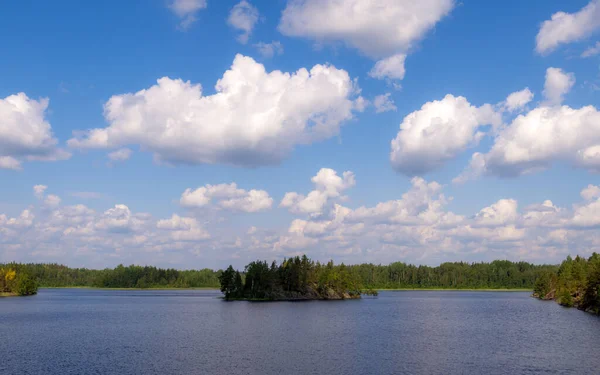 Landschap Met Een Rotsachtig Eiland Een Bosmeer — Stockfoto