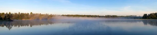 Panorama Eines Waldsees Mit Morgennebel — Stockfoto