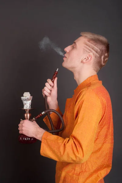 Studio Porträtt Man Med Hookah Svart Bakgrund — Stockfoto