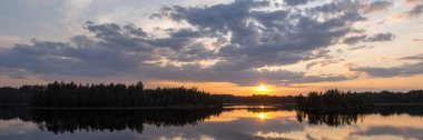 Yaz günbatımı manzarası Orman Gölü üzerinde bulutlar
