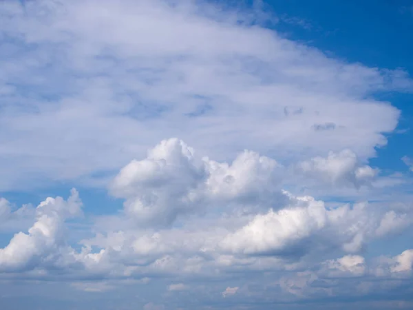 Abstrakt Blå Himmel Bakgrund Med Vita Moln — Stockfoto