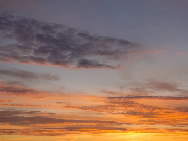 Abstrakter Himmelshintergrund Mit Wolken Bei Sonnenuntergang — Stockfoto