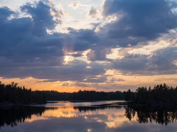 Letní Západ Slunce Mraky Nad Lesním Jezerem — Stock fotografie