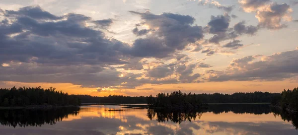 Sommar Solnedgång Panorama Med Moln Över Skogssjön — Stockfoto