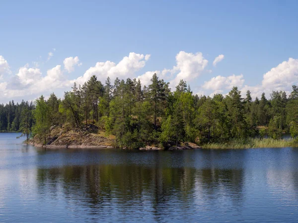 Paysage Avec Une Île Rocheuse Sur Lac Forestier — Photo