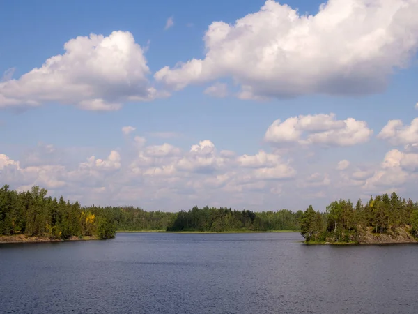 Zomer Landschap Met Wolken Een Bos Meer — Stockfoto