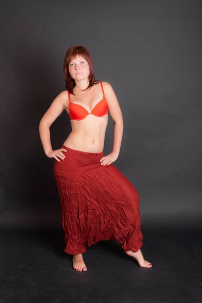 Studio Ritratto Una Donna Fiore Rosso Scuro — Foto Stock