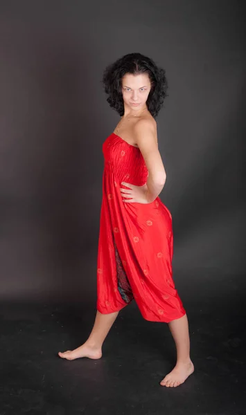 赤いズボンを着た女の子のスタジオポートレート — ストック写真