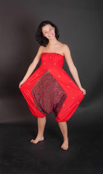 赤いズボンを着た陽気な女の子のスタジオポートレート — ストック写真