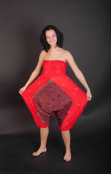 Retrato Estúdio Uma Menina Alegre Calças Vermelhas — Fotografia de Stock