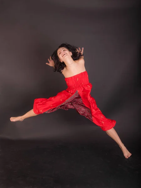 赤いズボンを着た陽気な女の子のスタジオポートレート — ストック写真