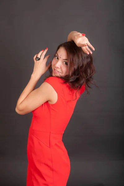 Menina Esbelta Vestido Vermelho Fundo Preto — Fotografia de Stock