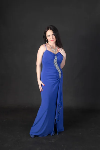 Retrato Una Mujer Vestido Noche Azul — Foto de Stock