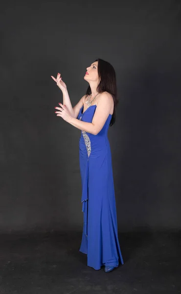 Retrato Uma Mulher Vestido Azul Fundo Preto — Fotografia de Stock