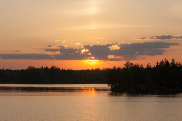 森林中湖面上的落日余晖 — 图库照片