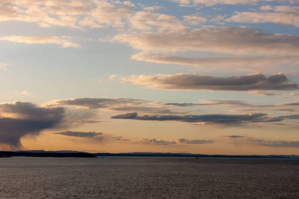 海の夕日に雲が浮かぶ劇的な風景 — ストック写真