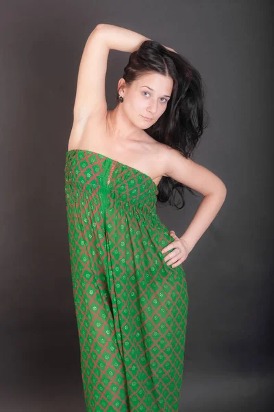 Portrét Dívky Zeleném Černém Pozadí — Stock fotografie