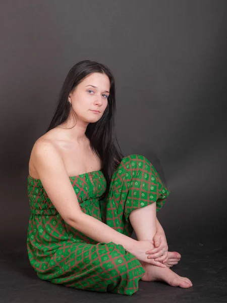 Portret Van Een Meisje Het Groen Een Zwarte Achtergrond — Stockfoto