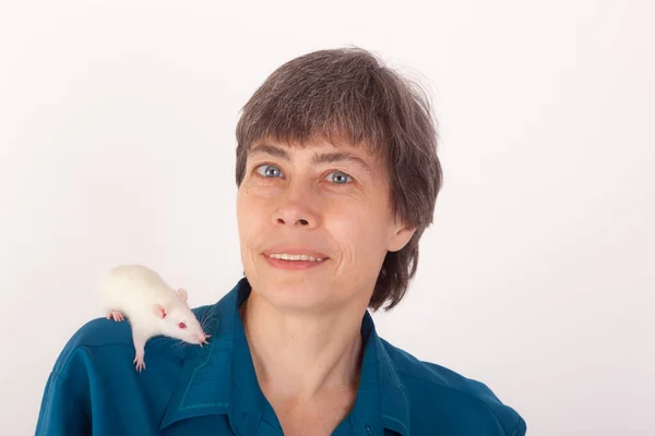 Studio Portrait Woman White Rat Her Shoulder — Stock Photo, Image