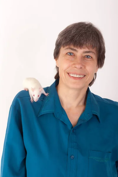 Retrato Estudio Una Mujer Con Una Rata Blanca Hombro —  Fotos de Stock