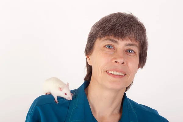 Portrait Studio Une Femme Avec Rat Blanc Sur Épaule — Photo
