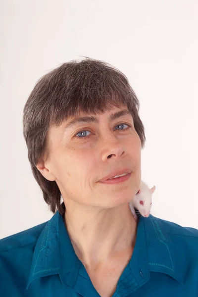 Studioporträt Einer Frau Mit Weißer Babyratte — Stockfoto