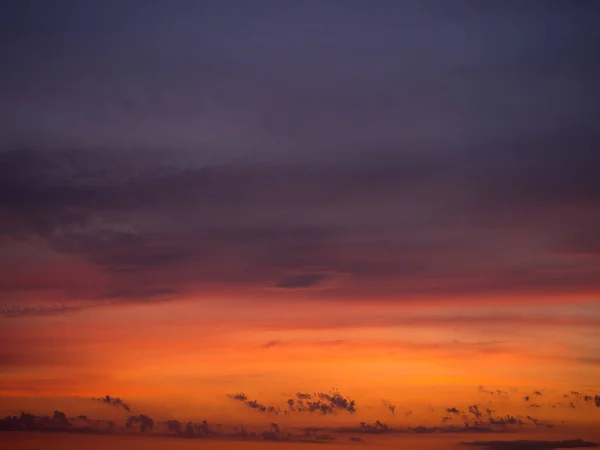 Abstrakter Himmelshintergrund Mit Wolken Bei Sonnenuntergang — Stockfoto